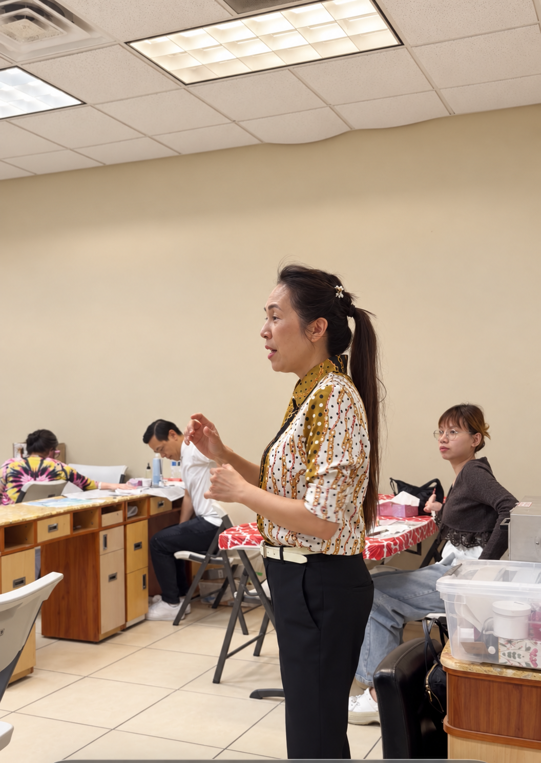 Angela Bùi hiệu chỉnh tư thế công thái học